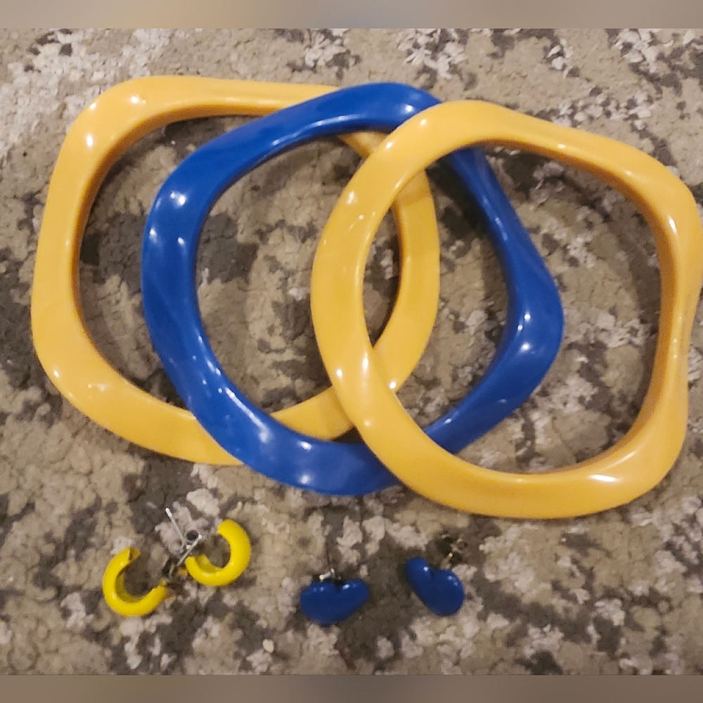 Vintage 1950s Early Plastic Wavy Blue and Yellow Bangles With Matching Earrings - Picture 7 of 11